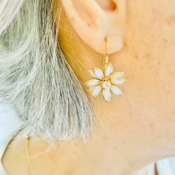 Elegant Earrings - Picture 13 of 14